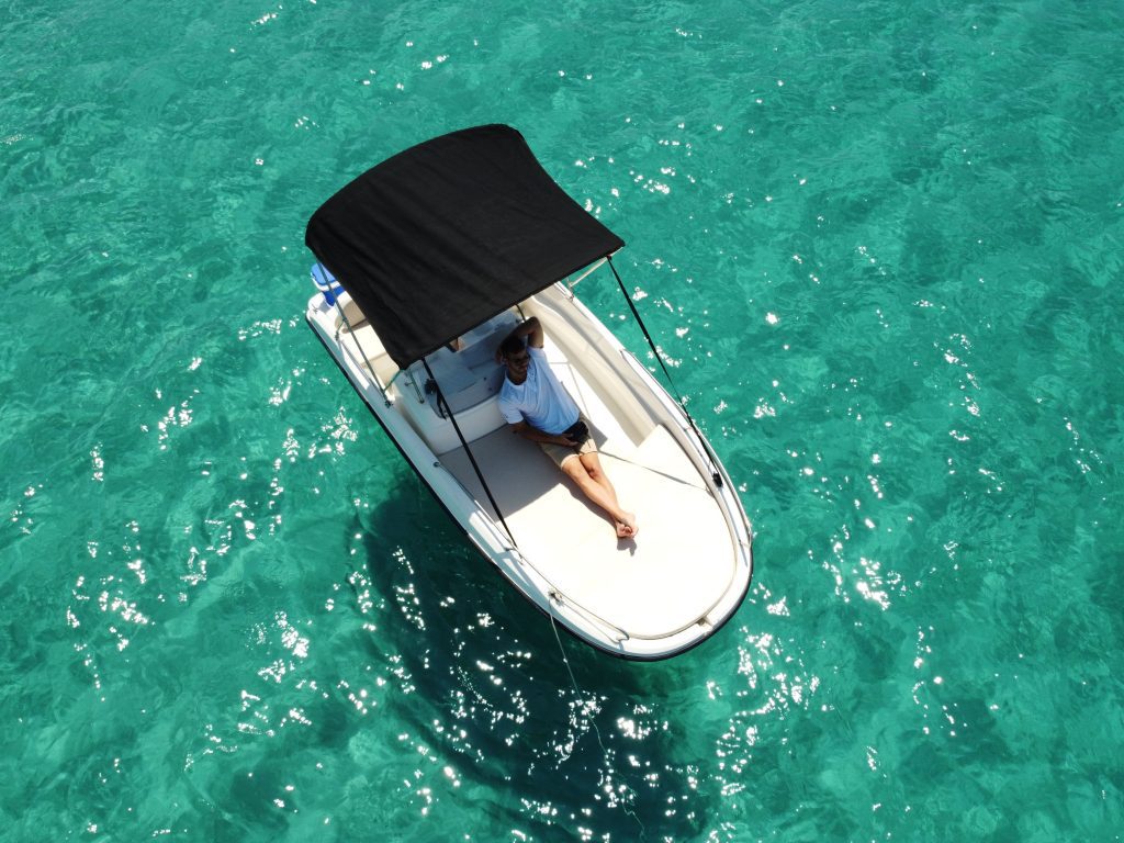 Conoce Ibiza en un barco sin licencia