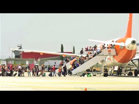 Las aerolíneas que vuelan con escalas de Granada a Santander son: 12