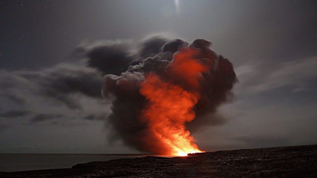 ¿Qué pasa cuando la lava de un volcán llega al mar? 8