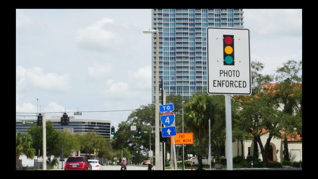 ¿Qué pasa si te pasas un semáforo en rojo en USA? 3