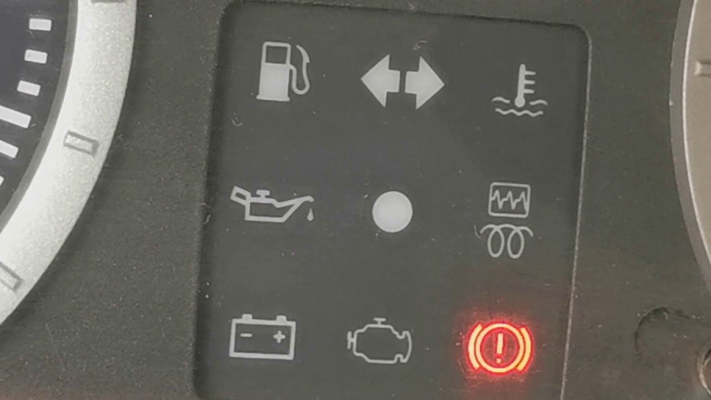 ¿Qué significa la luz roja que titila en el tablero del auto? 6