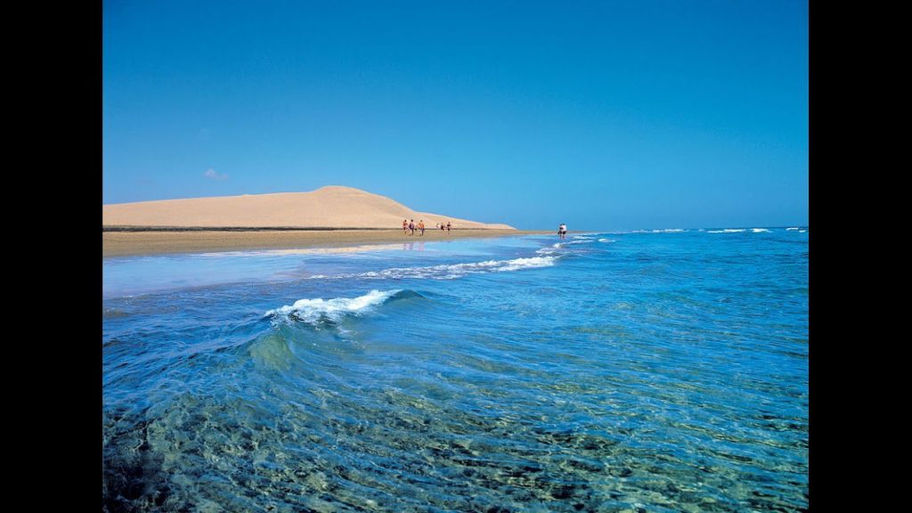 ¿Cuántos kilómetros tiene la playa de Maspalomas en Gran Canaria? 2